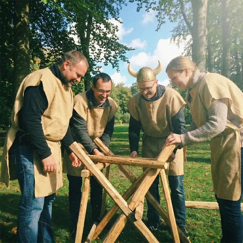 Gruppe deltager i teambuilding-aktivitet om at bygge bro